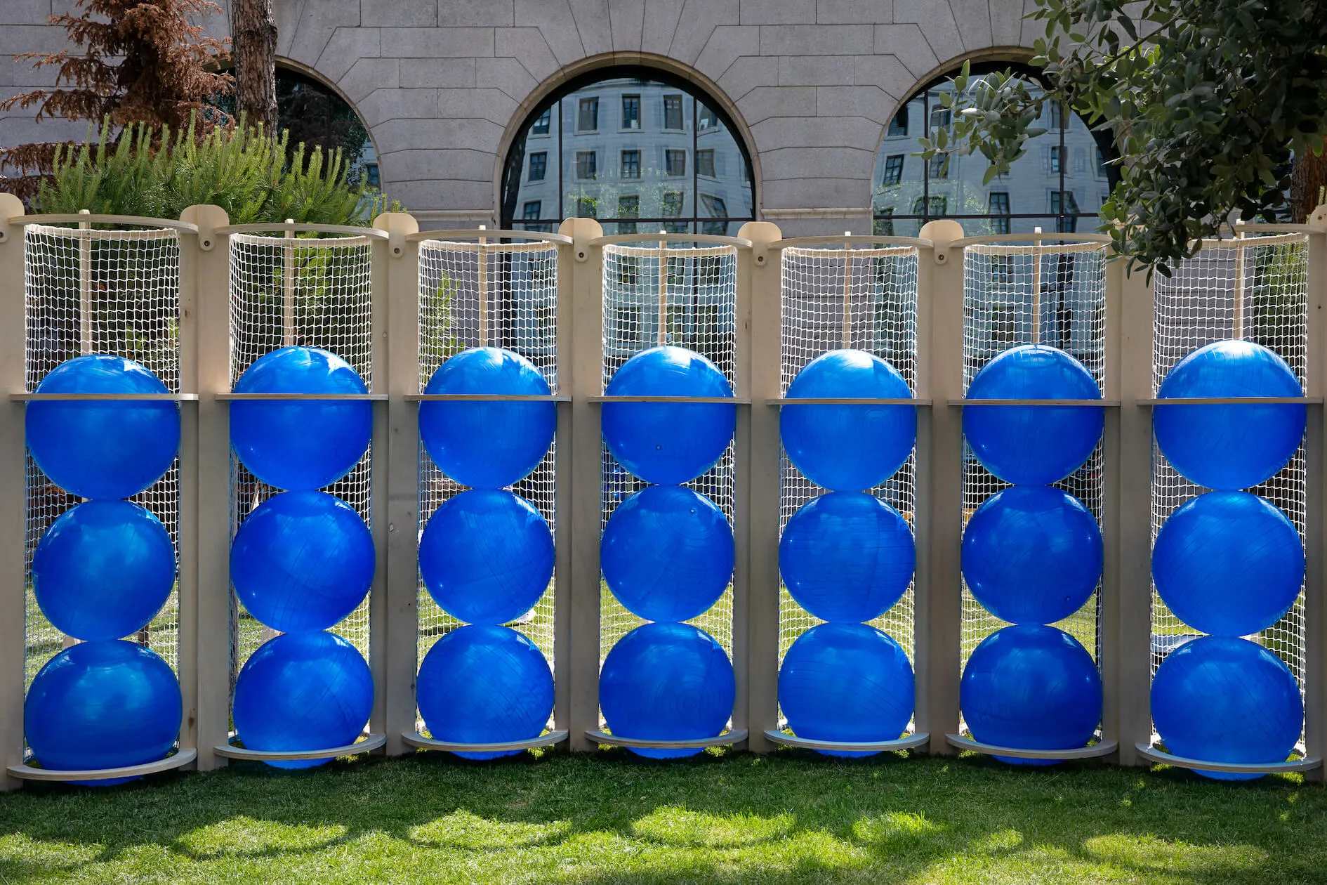 Concéntrico. Festival Internacional de Arquitectura y Diseño de Logroño llega a Madrid con una gigantesca piscina de bolas
