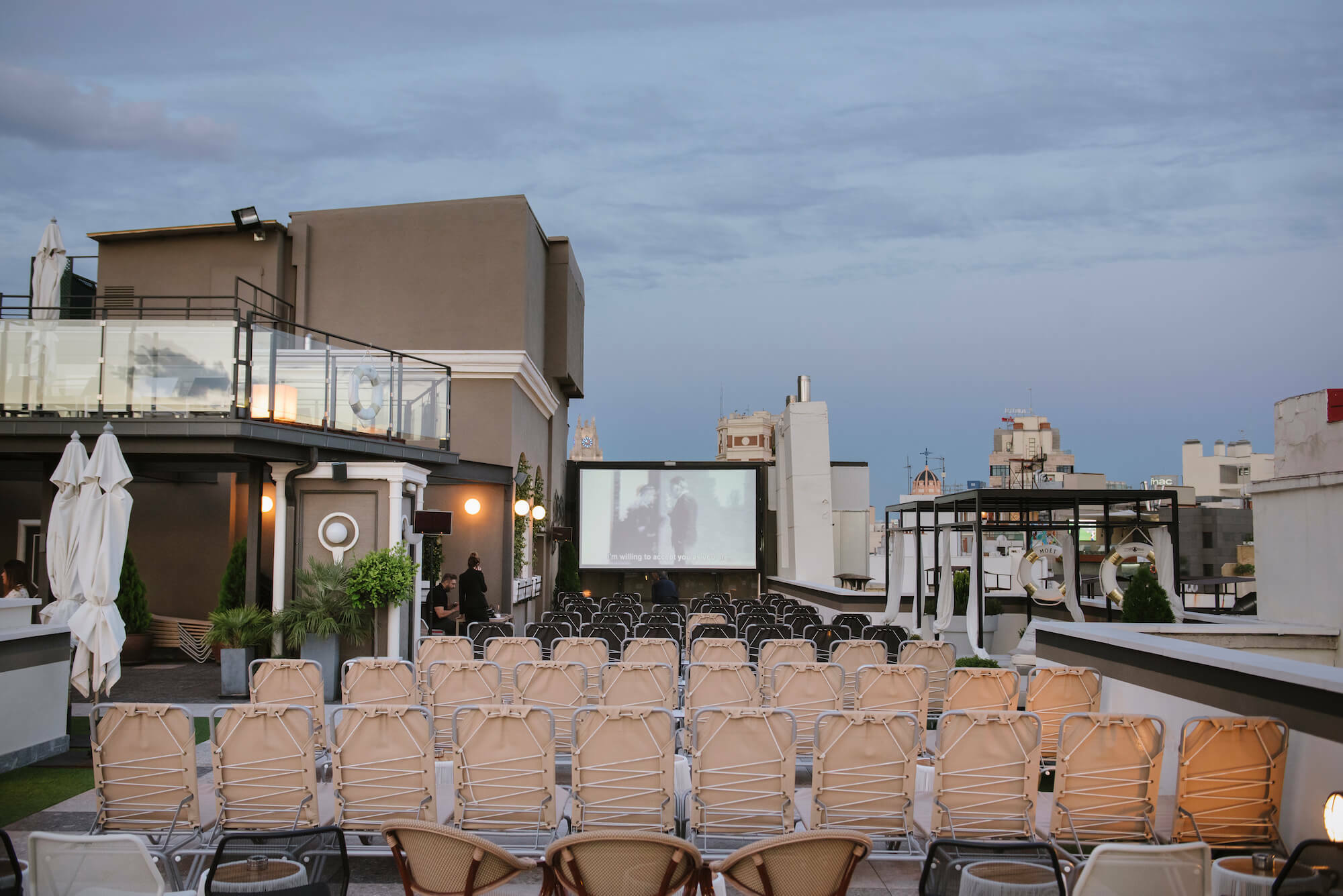 Cine de verano Hotel Emperador, el mejor plan junto a su piscina