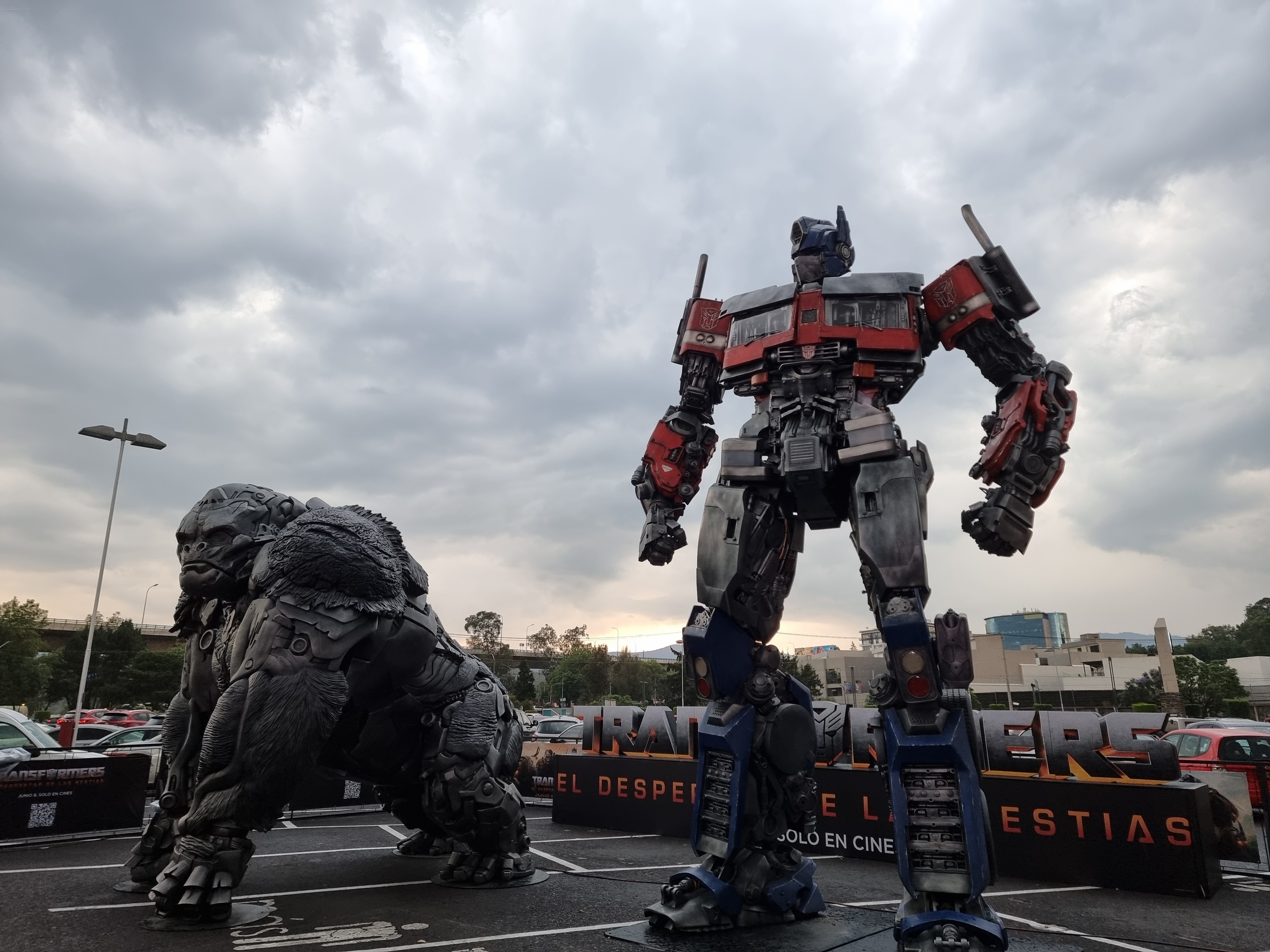 Estatuas de Transformers de 4 metros de altura en Perisur