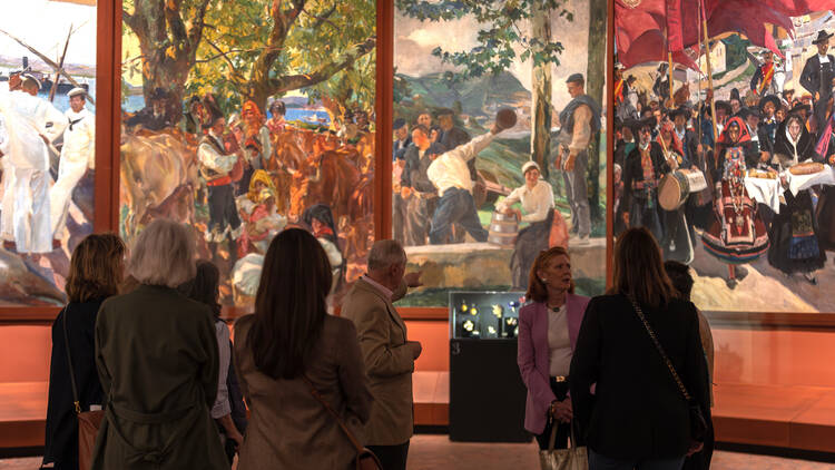 A group of people explores the Sorolla Gallery.