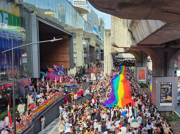 ชมภาพ Bangkok Pride Parade 2023 ฝูงชนนับหมื่นร่วมเดินบนถนนพระราม 1 เพื่อสนับสนุนความหลากหลายและเท่าเทียม