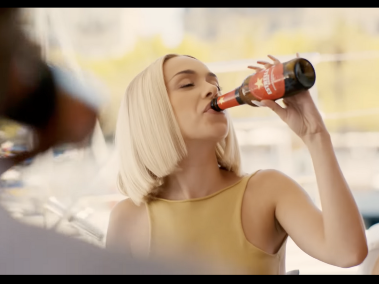 Aquest és l’anunci d’Estrella Damm protagonitzat per la Bad Gyal