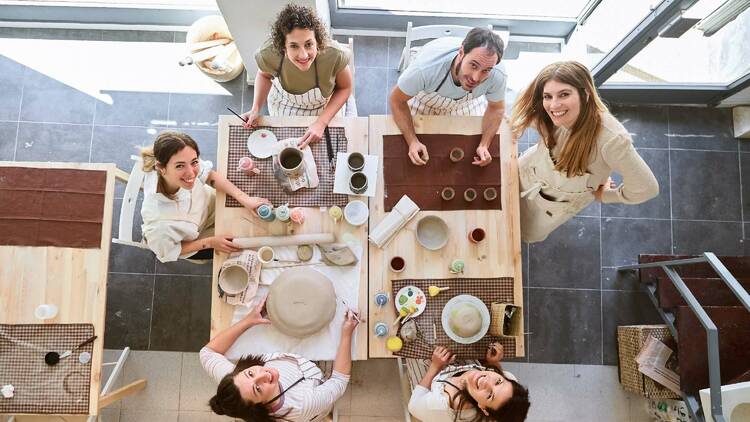 Taller de cerámica en Hago Ballenas, uno de los planes de la Madrid Craft Week