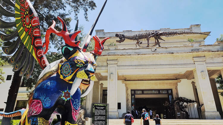 Escultura y fósil en Chapultepec en exposición Dinos en los Pinos