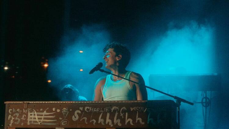 picture of the singer charlie puth at the piano
