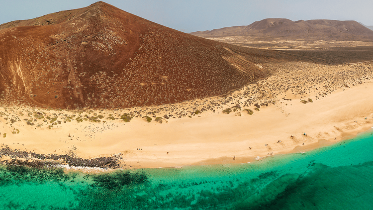 Una de las mejores playas nudistas de España: la Playa de las Conchas, en la isla de La Graciosa
