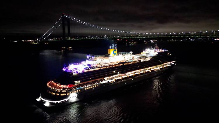 Carnival Venezia in the river passing a bridge