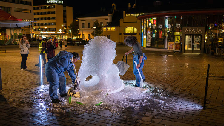 Latai Taumoepeau shovelling melted ice