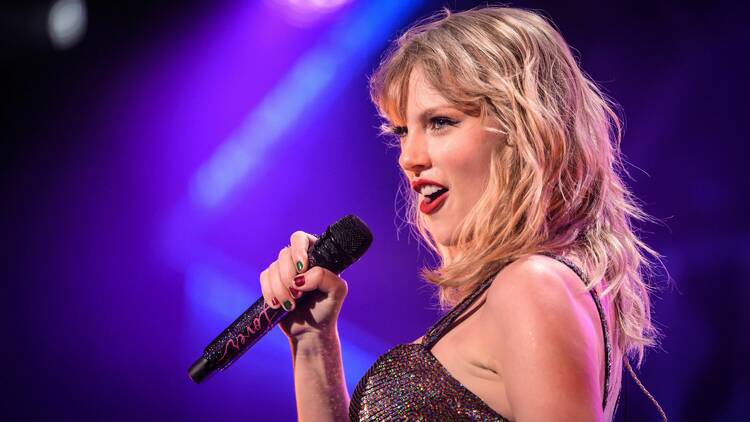 picture of taylor swift singing