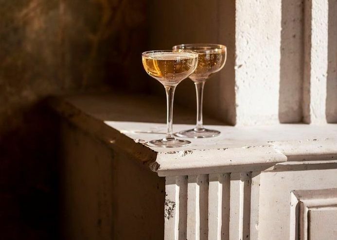 Cocktail sur une cheminée