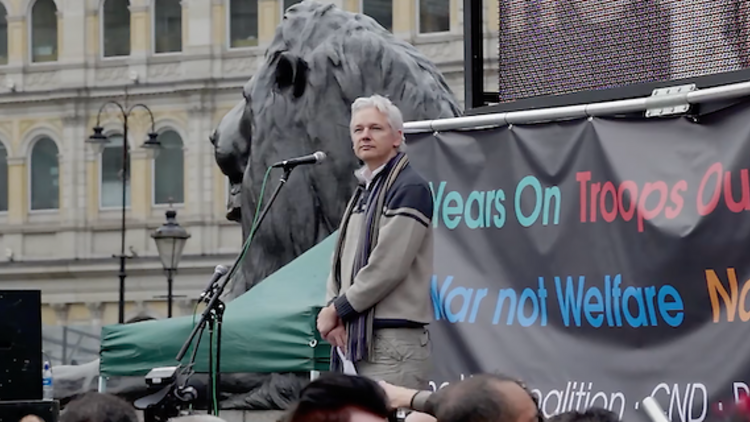 picture of julian assange at a protest about free speech