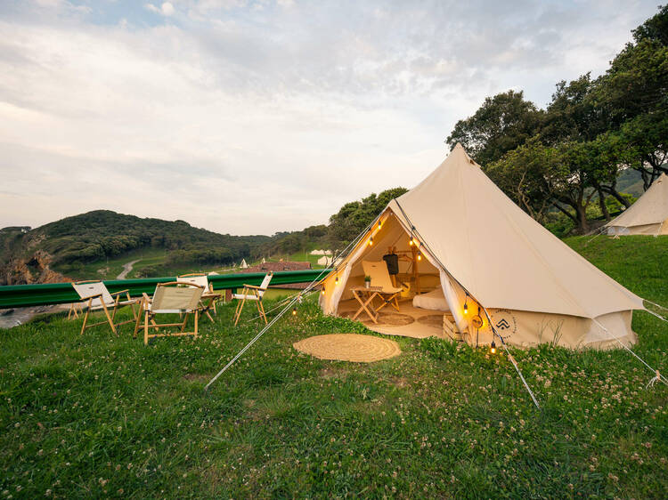 Tipis sobre los acantilados de Cantabria