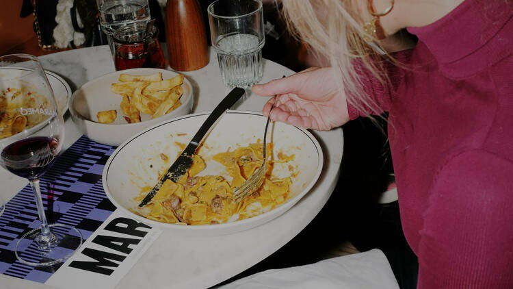 Someone digging into a bowl of cacio e pepe. 