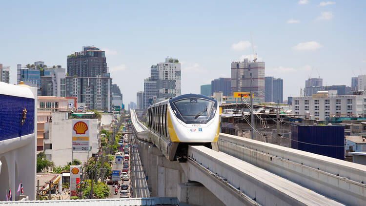 Mrt สายสีเหลือง' หมดเวลานั่งฟรีแล้ว เริ่มให้บริการเชิงพาณิชย์วันนี้วันแรก  ค่าโดยสารเริ่มต้น 15 บาท สูงสุด 45 บาท