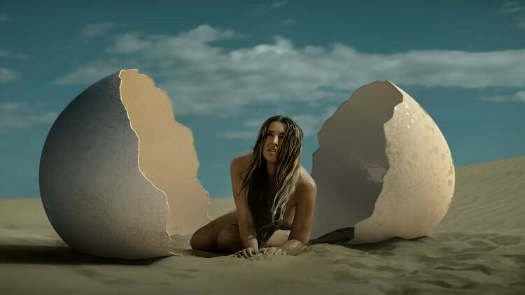 Fotograma del videoclip 'El Tonto' Lola Indigo ft. Quevedo