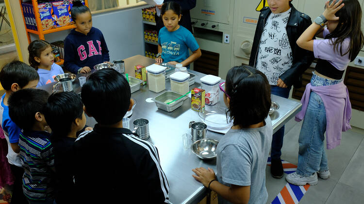 Niños en La Fábrica de Kellog's en Kidzania