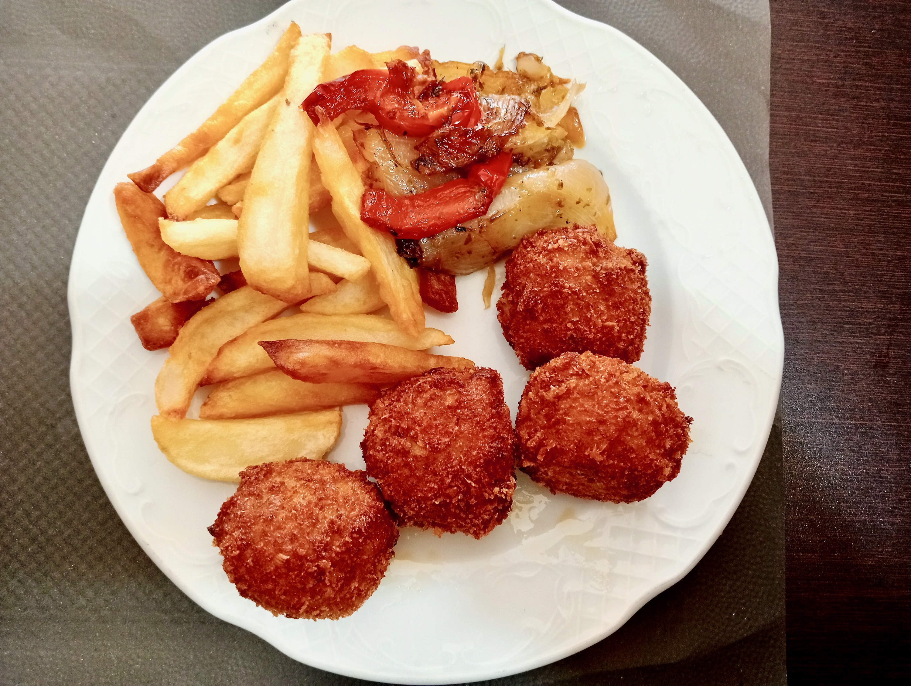 Las fastuosas croquetes de bacalao del menú de mediodía de A Garrotxa