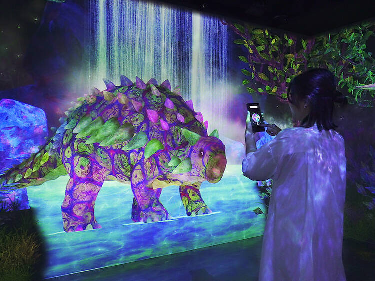 Galaxy & teamLab: Catching and Collecting in the Dinosaur Forest