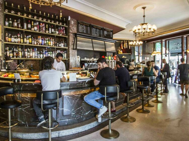 El famosísimo Café Comercial se transforma en un restaurante asiático deliciosamente macarra