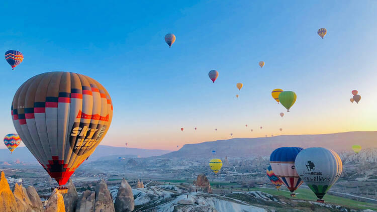 Hot air balloons over Capadoccia, Türkiye/Turkey