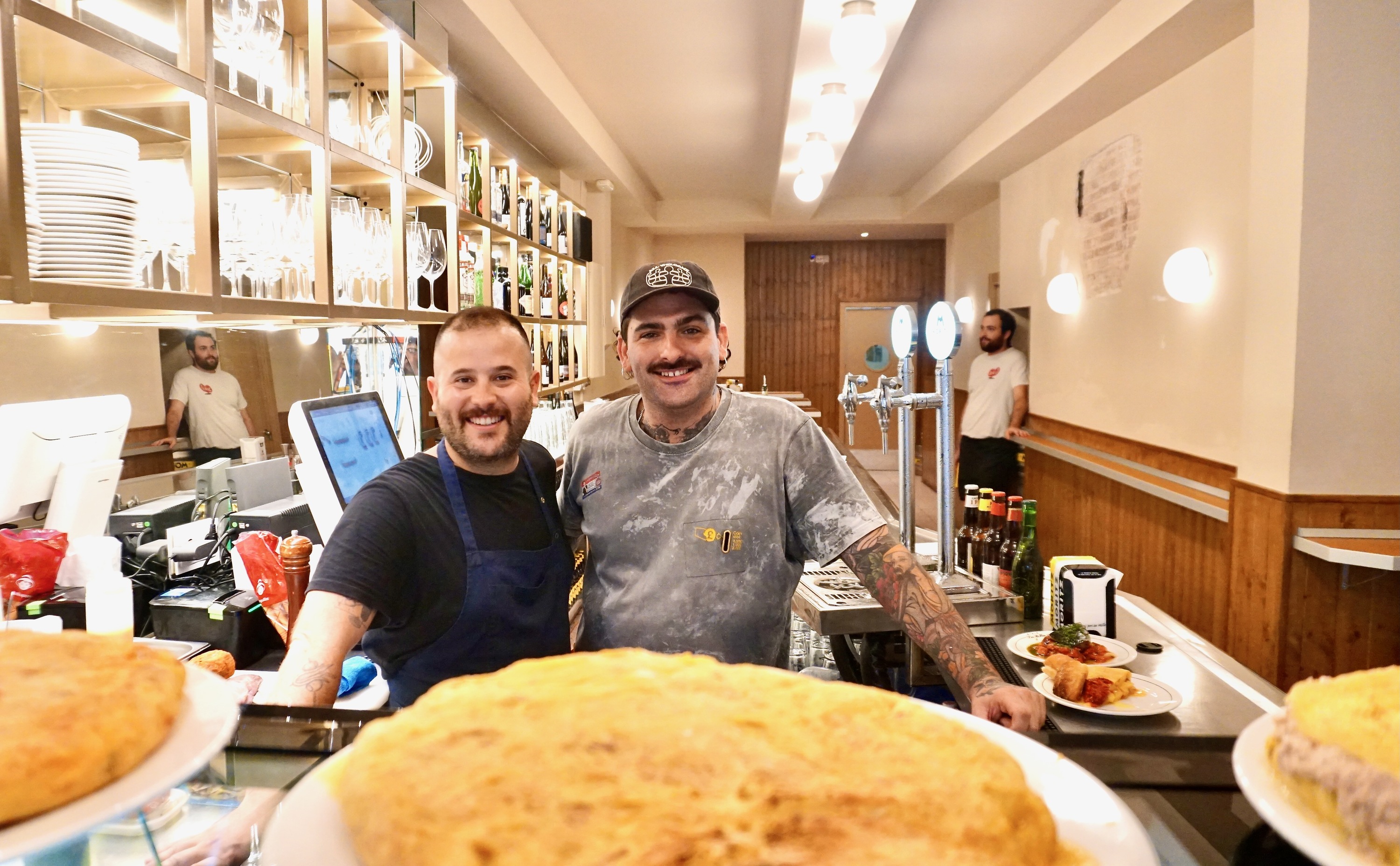 Así es La Polla: el bar favorito de Rosalía tiene una exquisita barra nueva