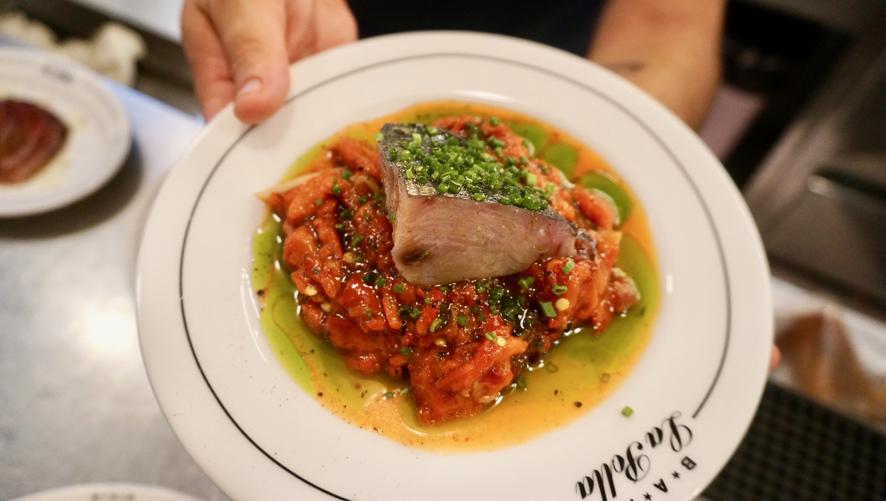 Así es La Polla: el bar favorito de Rosalía tiene una exquisita barra nueva