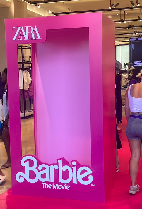 Ya os podéis vestir como Barbie con la viral colección de Zara (que ya está  en Barcelona)