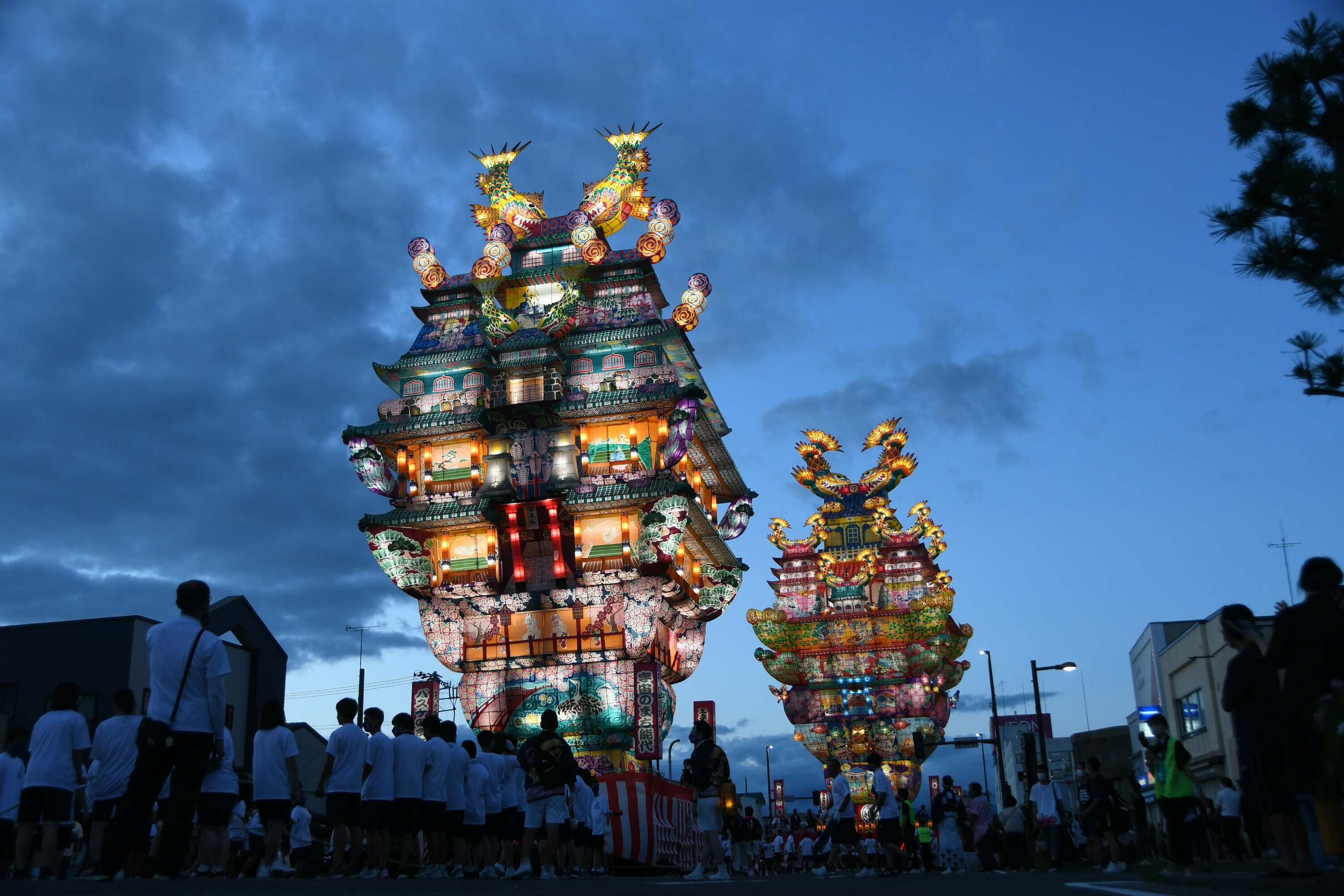 日本一高い提灯が並ぶ秋田の夏祭り