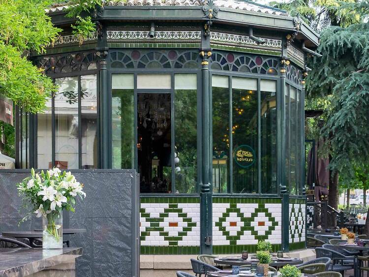 Cierra esta legendaria cafetería del Paseo de Recoletos con la terraza 'art nouveau' más bonita de Madrid