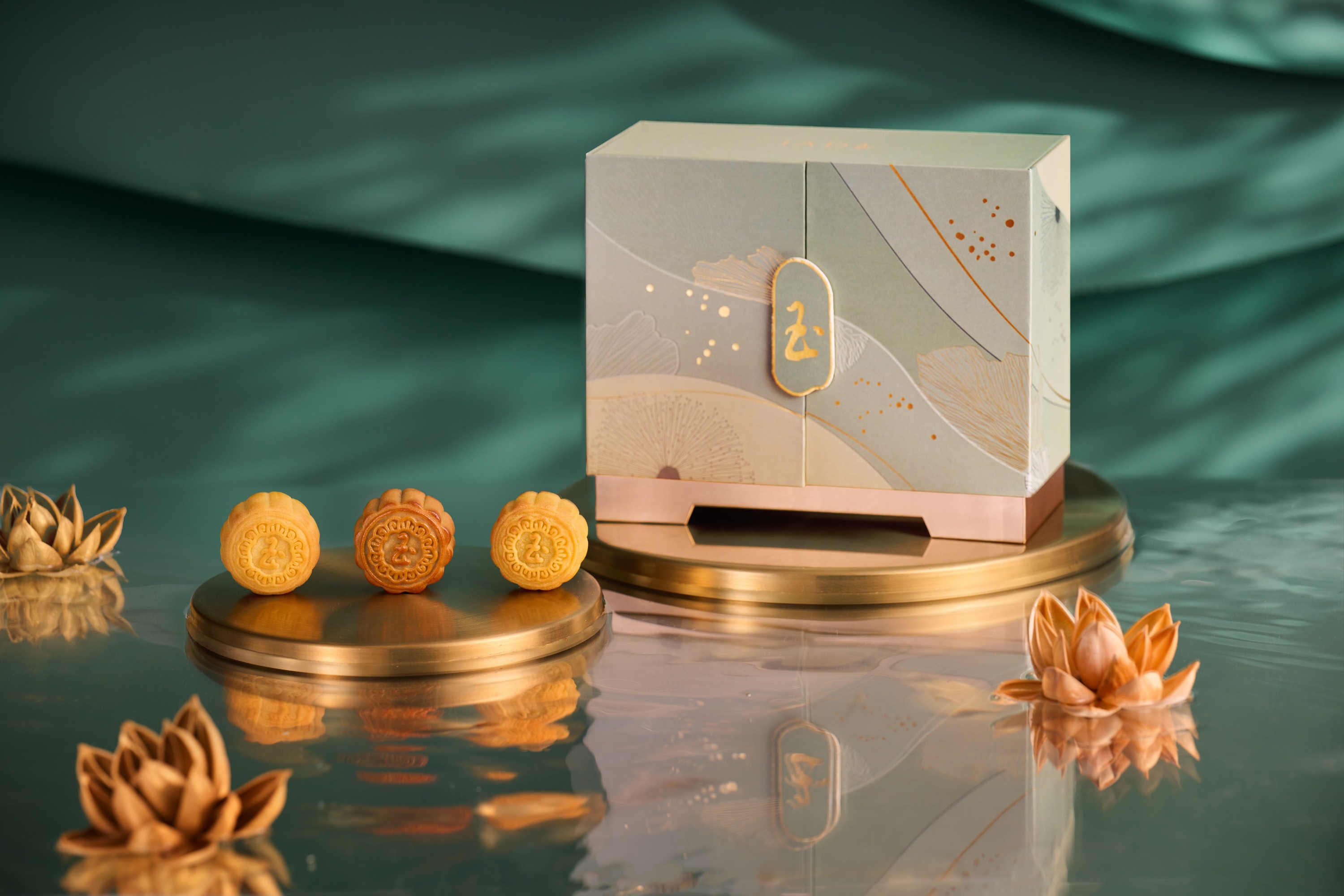 LV's Mid-Autumn Festival gift box this year is similar to last year's  series, both are text and ink series.