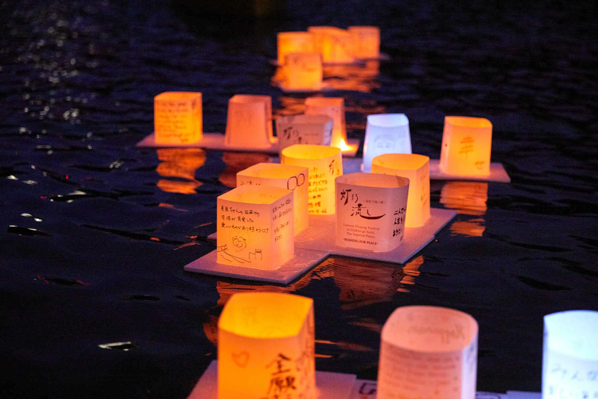 皇居千鳥ヶ淵灯ろう流し