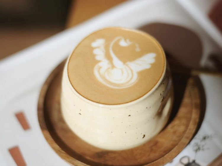 Taza de café en la mesa con fondo de restaurante y bonitas luces