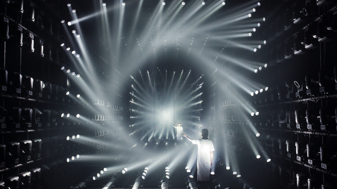「The Sculpture of Time Distortion in a Mirror」© チームラボ