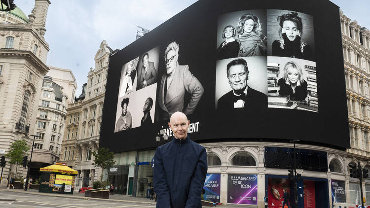 Ray Burmiston unveils Art of London Presents Take A Moment 2023: Take a selfie anddiscover yourself with hundreds of famous faces on the PiccadillyLights and National Portrait Gallery, from August to October. 
