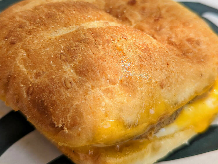 Starbucks: Beyond Meat, Cheddar & Egg Sandwich