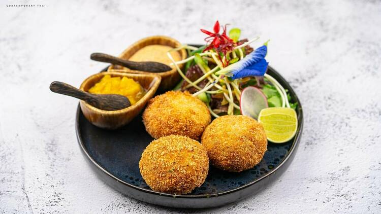 Crab cakes with sriracha aioli and mango chutney