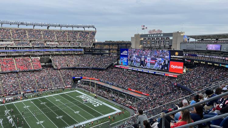 Patriots QB Tom Brady takes the field at Gillette Stadium 