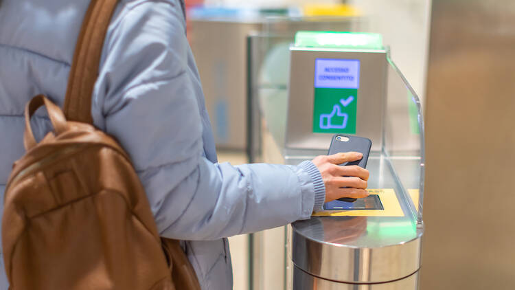 Electronic boarding pass and passport control in the airport