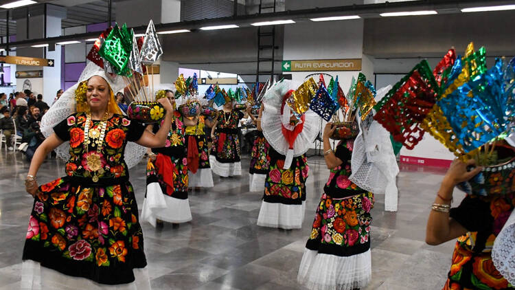 Pasarela y performance en la Línea 12 del Metro de la CDMX