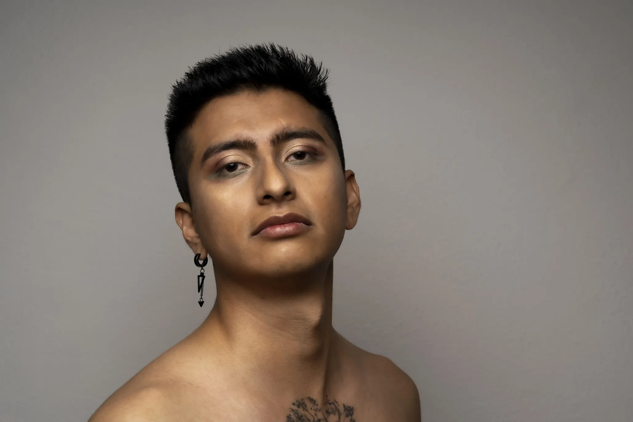 Makeup de hombre con productos de maquillaje mexicano