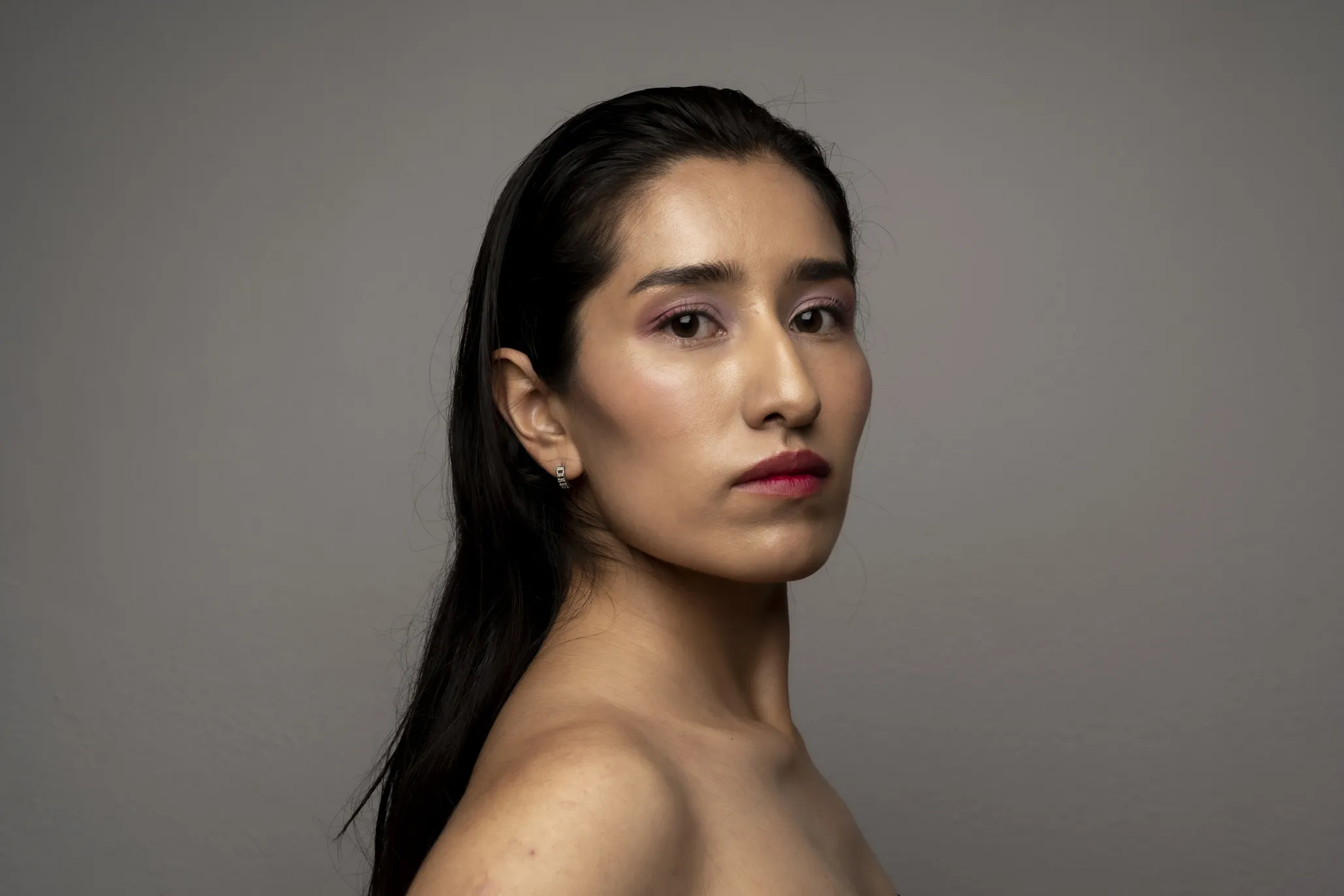 Makeup de mujer  con productos de maquillaje mexicano