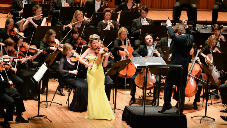 Anne-Sophie Mutter performing with the Sydney Symphony