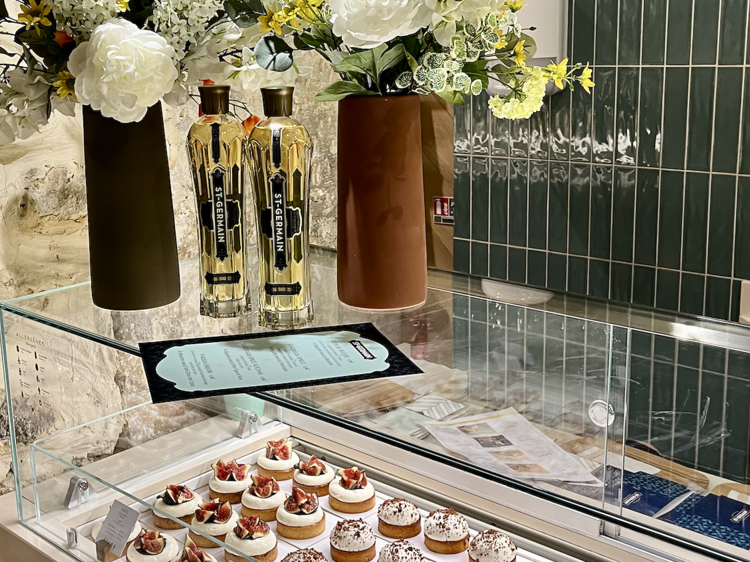 La pâtisserie Yann Couvreur du Marais se transforme à la nuit tombée en Comptoir St-Germain