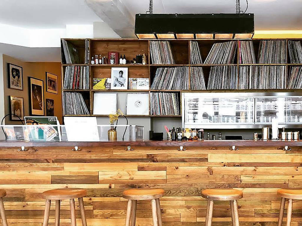 15 Best Cocktail Bars in Paris According To Locals