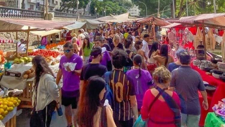 Pessoas passeando na Feira da Glória