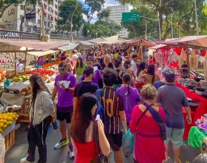 Pessoas passeando na Feira da Glória