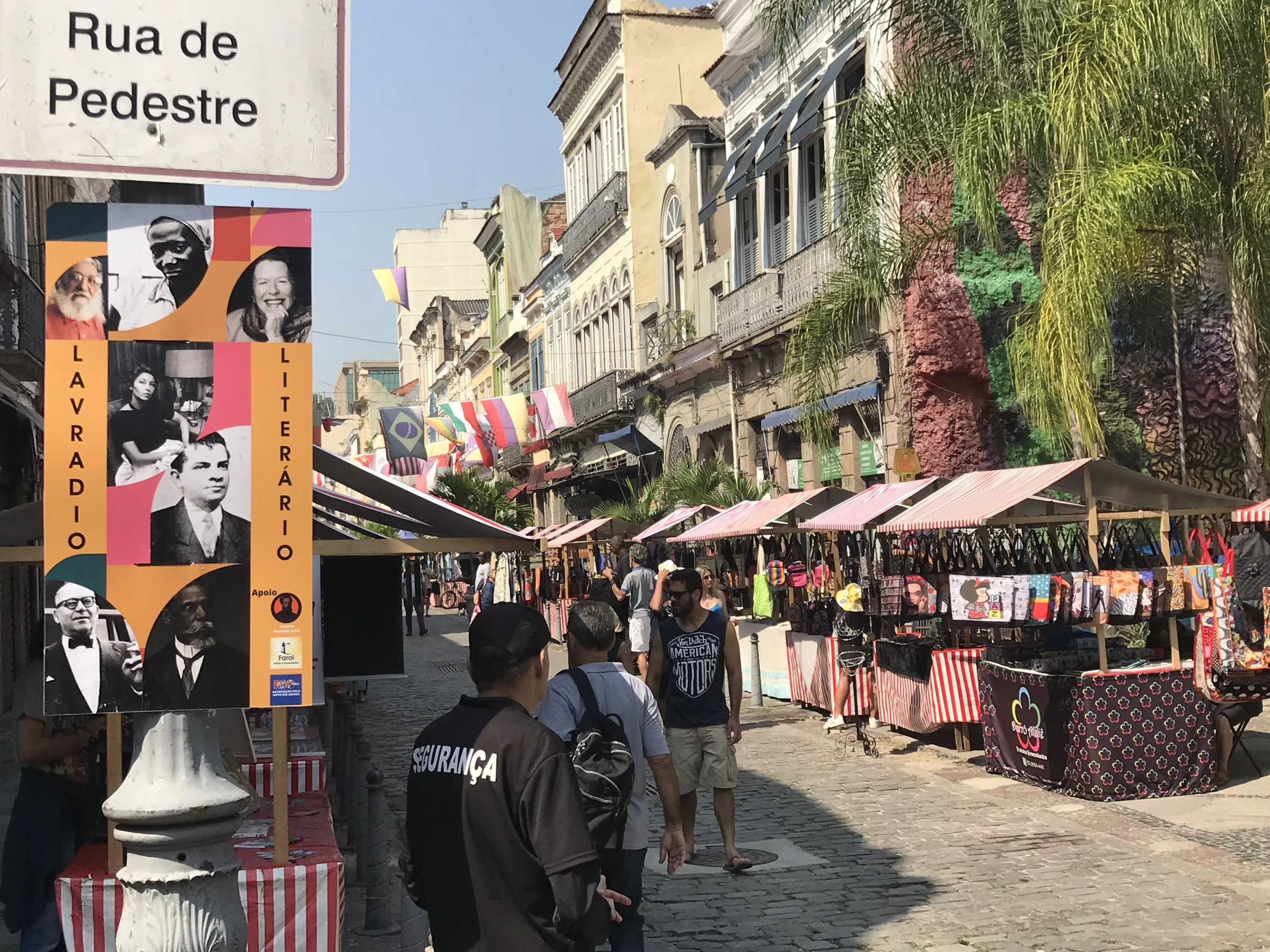 Barracas de expositores na Feira do Lavradio