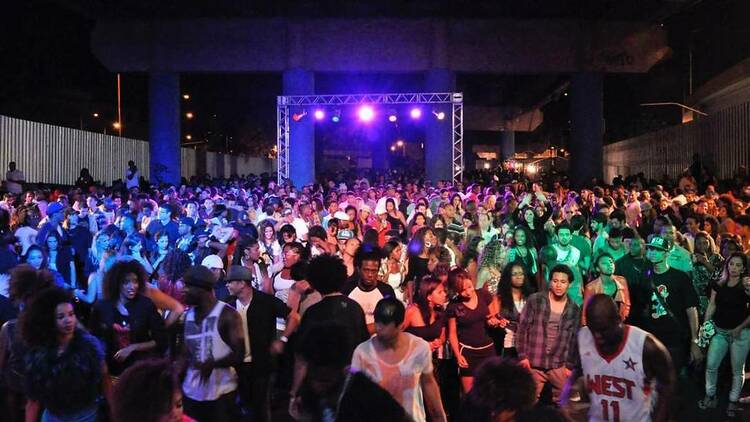 Muitas pessoas embaixo do Viaduto de Madureira durante o Baile Charme