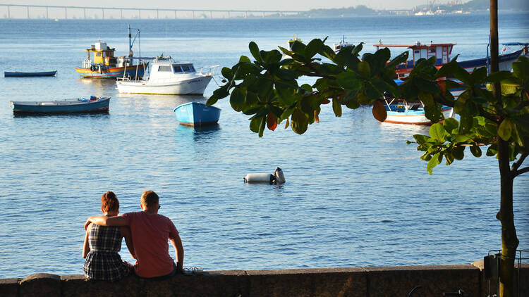 Casal na Mureta da Urca, olhando a vista para Baía de Guanabara