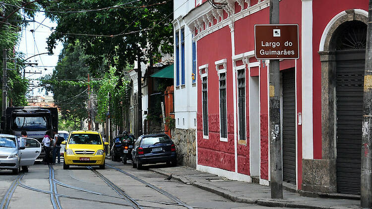 Placa indica o Largo das Neves, em Santa Teresa